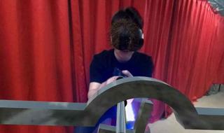 壁に触れずにゴールを目指せ！ MRアトラクション「電撃アフロメーロ」のロケーションテストを開始